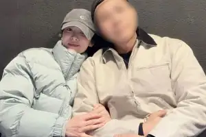thumbnail - 송혜교, 훈남과 팔짱 낀 사진…반가운 소식 전했다