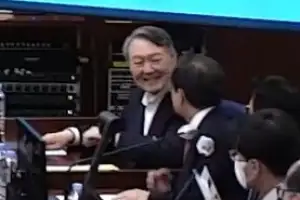 thumbnail - 변호인과 대화 나누는 윤석열 전 대통령