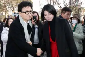 thumbnail - 배현진과 기자회견장 향하는 한동훈