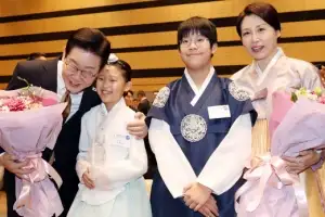 thumbnail - 이재명 대통령 부부, ‘화동들과 함께’