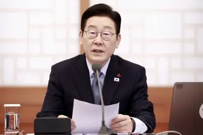thumbnail - 李대통령 “2년 연속 근무한 비정규직… 정규직 전환에 허점 많다”