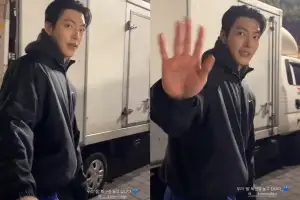 ‘신민아♥’ 김우빈, 신혼여행 후 첫 근황…“우리 ‘웁’ 퇴근길”