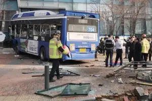 thumbnail - 시내버스 인도로 돌진 ‘아수라장’