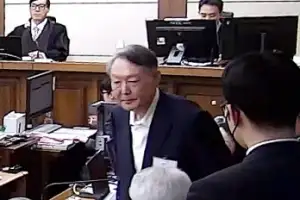 thumbnail - ‘징역 5년’ 윤석열, 굳은 표정으로 퇴장