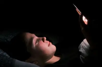 thumbnail - 잠들기 전에 스마트폰 봤는데…
“망막·시신경 태운다” 의사 경고