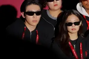 thumbnail - 제니, 덱스와 함께 있는 모습 ‘포착’…설레는 소식 전해졌다