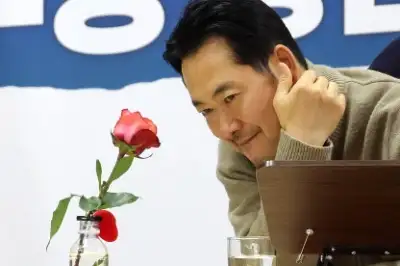 thumbnail - 장미꽃 바라보는 장동혁 대표