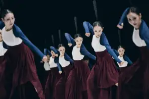 thumbnail - ‘K무용’의 완벽한 정중동… 무용계 오스카상 품었다