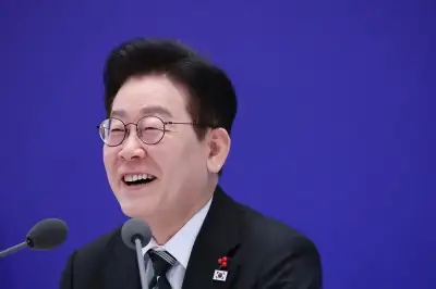 thumbnail - 막힘없이 173분 즉문즉답…“사랑하는 강훈식? 징그러워” 이재명식 유머도