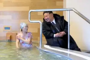 thumbnail - 온포근로자휴양소 시설 돌아보는 김정은