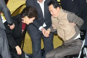 thumbnail - 박근혜 요청 수락한 장동혁…“더 큰 싸움 위해 단식 중단“