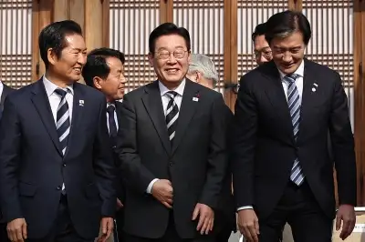 thumbnail - 정청래 “합당하자” 조국에 제의…지방선거 ‘원팀’ 승부수