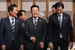 thumbnail - 정청래 “합당하자” 조국에 전격 제의…지방선거 ‘원팀’ 승부수