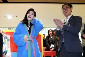 thumbnail - ‘위글위글’ 가운 입어보는 이부진 위원장