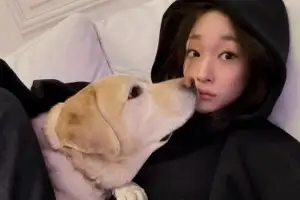 ‘신세계 외손녀’ 애니, 반려견과 나란히 누워 ‘소탈한 생일’ 포착