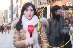 홍진경, 뉴스 생방송 포착 화제  “인생이 시트콤이네”