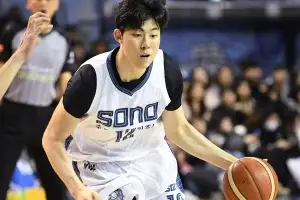 thumbnail - 201㎝ 루키 강지훈 ‘코트 살림꾼’… 소노, 6강 도약 보인다
