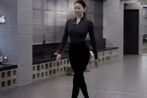 thumbnail - 45세 장윤주, 밀착 의상 ‘완벽 콜라병 몸매’