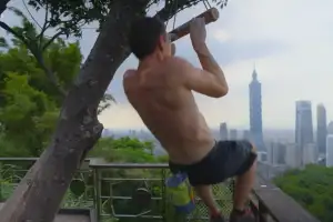 thumbnail - “무리수” 우려 쏟아졌는데…결국 글로벌 2위까지 찍은 ‘넷플릭스 프로그램’