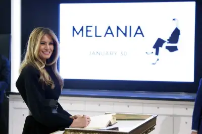 thumbnail - 은둔 깬 멜라니아… 뉴욕증시 타종 행사서 자기 영화 홍보