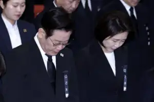 thumbnail - ‘묵념하는’ 이재명 대통령 부부…이해찬 전 총리 영결식