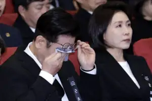 thumbnail - ‘눈물 닦는’ 이 대통령…이해찬 전 총리 영결식