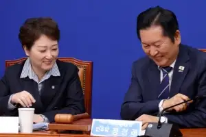 thumbnail - 미소 지으며 대화하는 정청래와 이언주