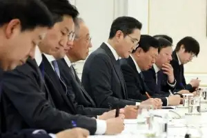 thumbnail - 이 대통령 발언 메모하는 기업 총수들