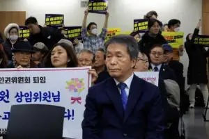 thumbnail - ‘직원들 피켓시위’…인권위 김용원 이임식