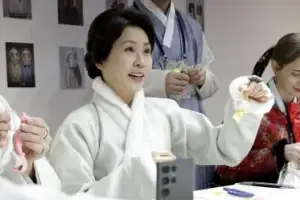 thumbnail - ‘행운 명태’ 소품 만드는 김혜경 여사