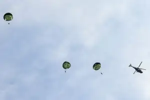 thumbnail - 해병대 공정대대, 고공 강하훈련