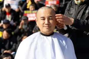 thumbnail - 삭발하는 김진태 강원도지사