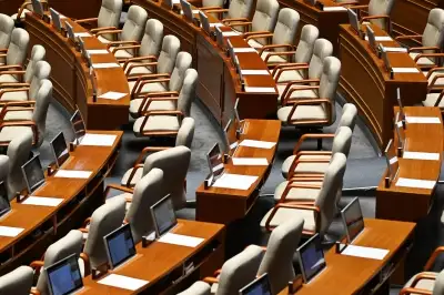 thumbnail - 말은 가득, 자리는 텅