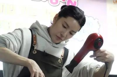 thumbnail - ‘아시아 프린스’ 톱배우, 시골에서 ‘미용사’ 변신 근황