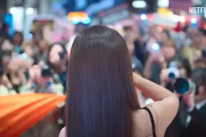 역대급 주연 조합에 기대 한 몸…넷플릭스가 작정하고 만든 ‘신작 드라마’