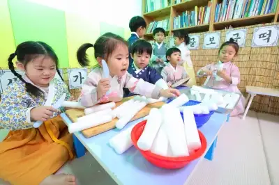 thumbnail - 한복 곱게 차려입고… 설맞이 가래떡 썰기 놀이