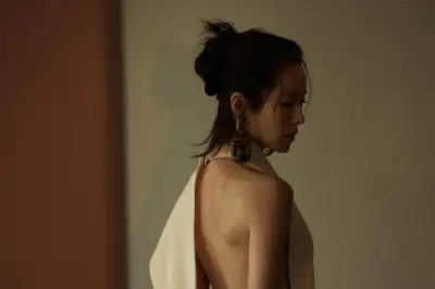 thumbnail - 한지민, 파격 화보 공개... ‘아찔한 뒤태’