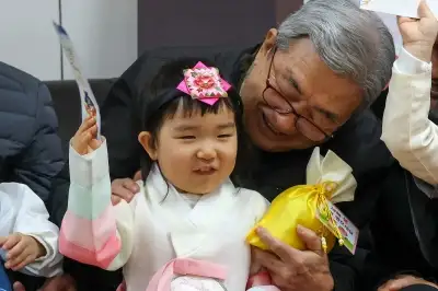 thumbnail - 미리 온 세배에 함박웃음