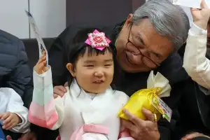 thumbnail - 미리 온 세배에 함박웃음