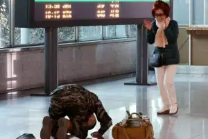 thumbnail - ‘첫 휴가 신고합니다’ 할머니에게 절하는 해병
니다’