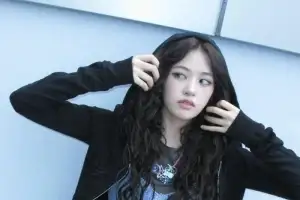 thumbnail - 안유진, 밸런타인데이 기념 ‘치명적 매력’ 발산