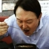 thumbnail - 1심 ‘무기징역’ 尹의 하루 세끼…선고 이튿날 돼지순대국밥·해장국