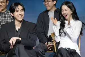 thumbnail - “만지작거리는 듯” 카리나와 ‘스킨십’ 포착된 남배우, 누구?