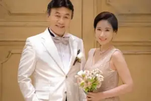 thumbnail - “세대 차이 좋다” 25살 연하와 4번째 결혼한 70대 배우