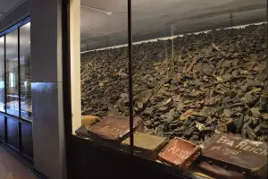 thumbnail - 가스실부터 소녀상까지… 기억의 파편, 예술로 묶다