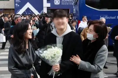 thumbnail - ‘꼭 잡은 손’ 이부진, 아들 임동현군 서울대 입학식 축하… 홍라희 관장 동행 [포착]