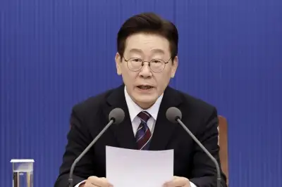 thumbnail - 이 대통령 “남북관계 정상화…한술 밥에 배부르랴, 순식간에 되지 않는다”