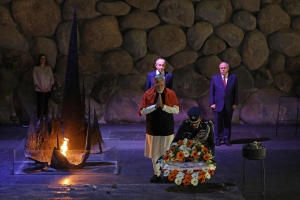 이스라엘 방문 모디 인도 총리, 홀로코스트 기념관서 헌화