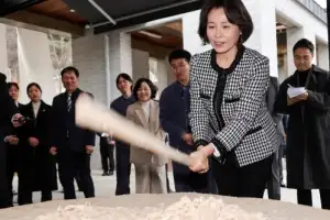 thumbnail - 김혜경 여사, 한지 제작 체험