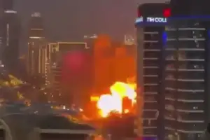 thumbnail - 이란 반격으로 두바이 호텔로 미사일 파편, 대한항공 회항(영상)